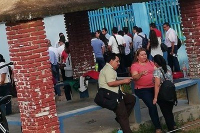 Impiden ingreso de nuevo director de secundaria en Revolución Mexicana