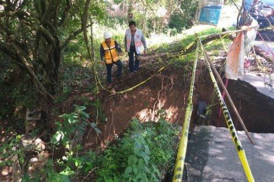 Titular de Caminos evalúa condiciones de puente averiado en Villacorzo