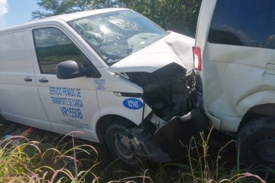 Daños materiales en  choque vehicular en Villacorzo