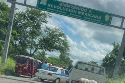 Bloquean carretera mototaxistas de Villacorzo 