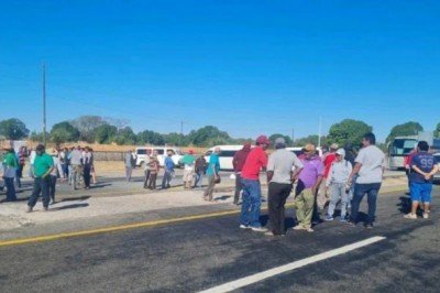 Pescadores bloquean carretera en la costa chiapaneca 