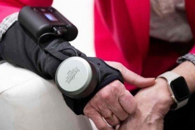 Presentan guante de alta tecnología que frena temblores en pacientes con Parkinson
