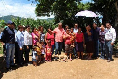 Visita Luis Pereyra a familias afectadas por inundación