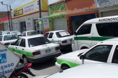 Transportistas bloquean  terminal  de taxis “piratas”