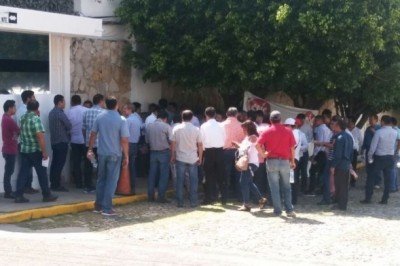 Constructores se manifiestan en Casa de Gobierno de Chiapas ante la falta de trabajo