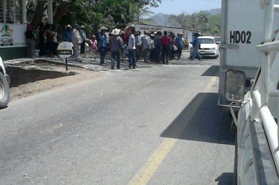 Desbloquean carretera en Villacorzo 