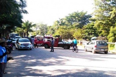 Bloquean vía por aumento de pasajes en  ejidos  de Villaflores 