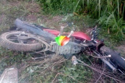Muere dama en accidente de moto