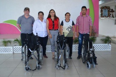 Entregan sillas de ruedas a personas con discapacidad
