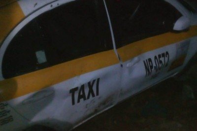 Cae taxi a barranco: tres lesionados