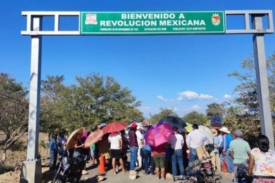 Bloquean camino pobladores de Revolución Mexicana