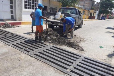 Realizan el desazolve de alcantarillas por basura acumulada en Villaflores 