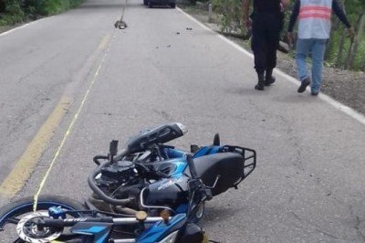 Tres heridos en derrapón de moto / Uno murió 
