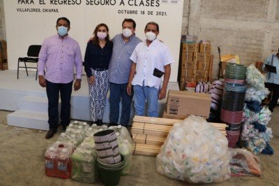 Ayuntamiento y DIF Villaflores entregan Kits de limpieza a 93 centros educativos