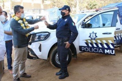 Entregan patrullas y uniformes a policías de Villacorzo