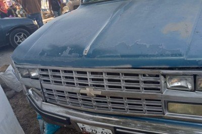 Camioneta choca con barda: un herido y daños materiales