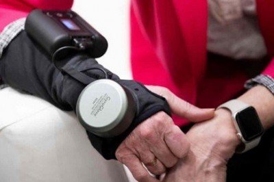 Presentan guante de alta tecnología que frena temblores en pacientes con Parkinson